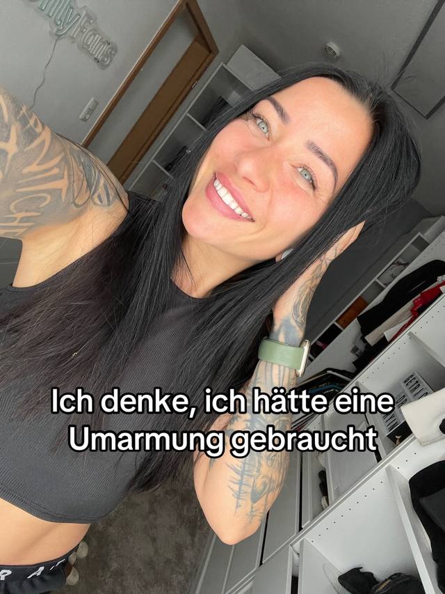 A post by @itsme.bellaaaaa on TikTok caption: Schau doch auf Instagram vorbei