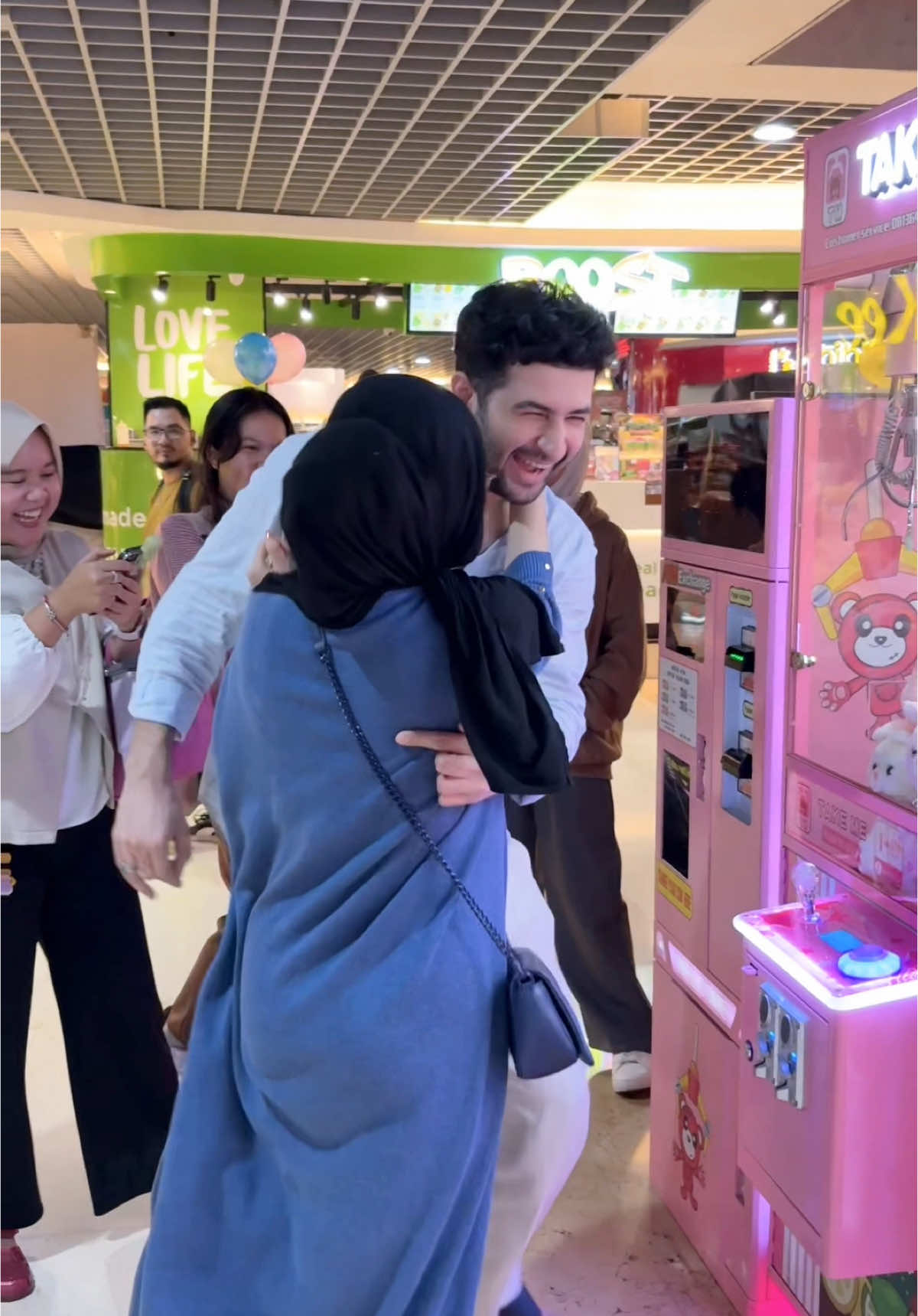 A post by @akashellahi on TikTok caption: Cewek2 mah begini aja sudah senang #akashellahi #elvyaabdullah 