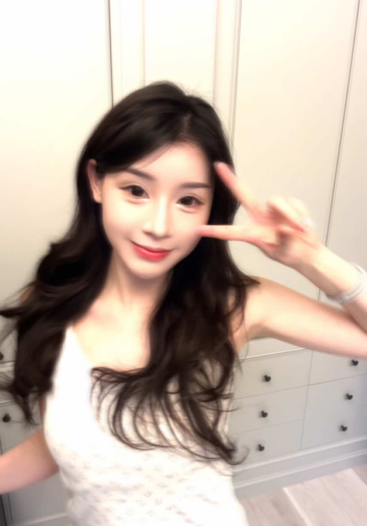 A post by @0207celine on TikTok caption: 戴假髮好看嗎 #拍照 
