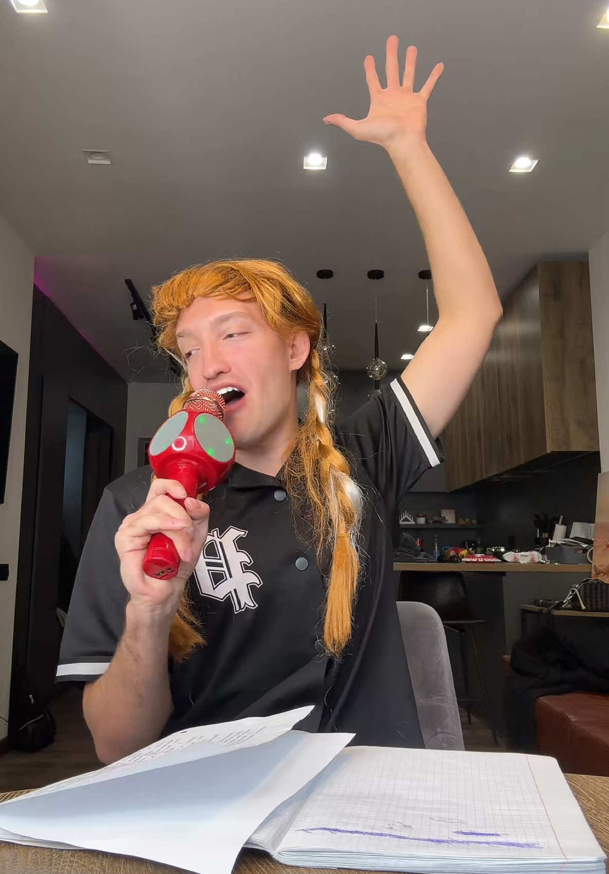 A post by @0udanovskiy2 on TikTok caption: ТИПЫ отличников в ШКОЛЕ : 