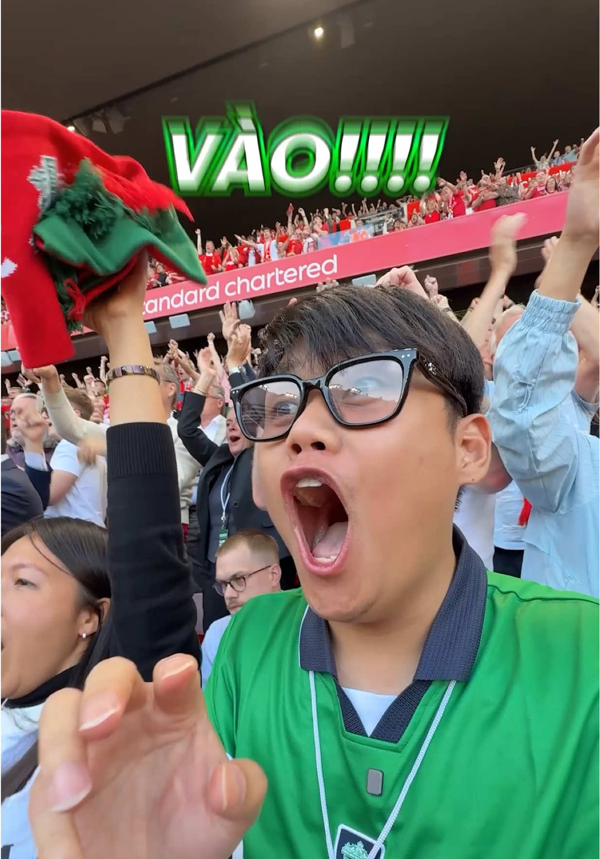 A post by @duyyy.real.channel on TikTok caption: Chuyến đi hơn trăm củ trải nghiệm Liverpool FC tuyệt đỉnh cùng Carlsberg có gì?? #Carlsberg #TrảiNghiệmLiverpoolFC #BậtHèTuyệtĐỉnh