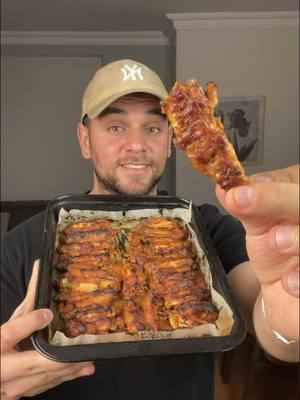 A post by @batuhanbayir on TikTok caption: Tek lokmalık kanat tarifi💯👨‍🍳 Malzemeler; •1 kg tavuk kanat •1 litre su •1 yk tuz •1 yk toz şeker  •Tane karabiber •Defne yaprağı Sosu için; •1 kase yoğurt •1 yk domates salçası •1 yk acı sos •1 yk hardal •4 yk nar ekşisi •5 diş sarımsak •1 fincan zeytinyağı •1 yk kekik •1 tk tuz •1 tk karabiber •1 tk toz biber •1 tk isot Yapılışı; Tavuk kanatlarını, keskin bir bıçak yardımıyla iki kemik arasından, ortadan ikiye kesiyoruz. Daha sulu ve yumuşak tavuk kanatları elde etmek için, öncelikle kanatları brine (salamura) içinde bekletiyoruz. Brine için tüm malzemeleri karıştırıyor ve tavuk kanatlarını karışıma ekliyoruz. Üzerine bir ağırlık yerleştirip, kabı streç filmle kapladıktan sonra buzdolabında yaklaşık 2 saat bekletiyoruz. Sürenin sonunda kanatları sudan çıkarıp süzüyoruz, kurulayarak soslama aşamasına geçiyoruz. Kanat sosu için tüm malzemeleri bir kasede iyice karıştırıyoruz. Brinedan çıkardığımız tavuk kanatlarını sosla buluşturuyoruz. Birkaç dakika boyunca kanatlara sosla masaj yaptıktan sonra, onları fırın tepsisine diziyoruz. Önceden ısıtılmış 200 derece fırında, üzerleri nar gibi kızarana kadar, yaklaşık 30–40 dakika pişiriyoruz. Yiyebileceğiniz en lezzetli tavuk kanatlarından biri! Afiyet olsun. #batuhanbayır #tavukkanat