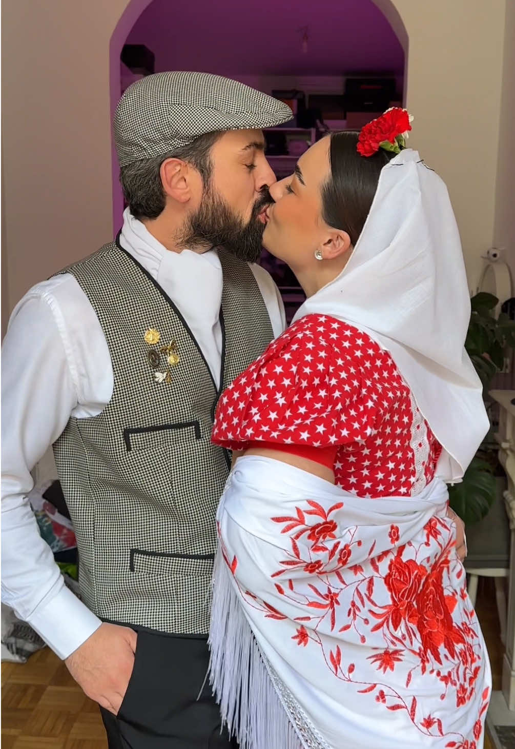 A post by @spacemunarriz on TikTok caption: feliz san Isidro a todos los chulapos y chulapas que un año más llenan las calles de madrid de claveles y parpusas ❤️ #sanisidro #madrid 