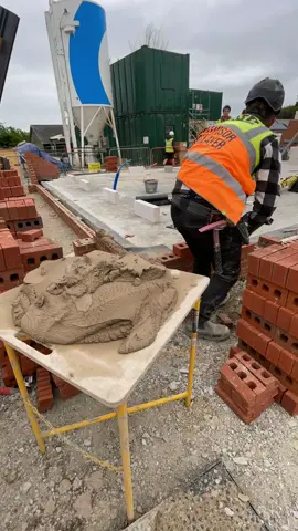 A post by @iicollisonii on TikTok caption: Profiles/corners… just do you 👍🏻👊🏻🧱 #bricklaying #bricklayer #brickwork #construction 