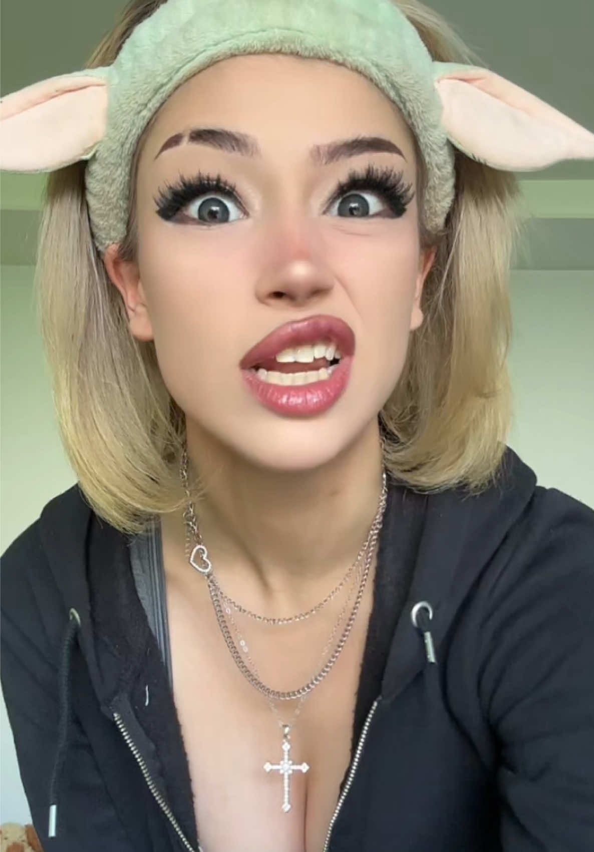A post by @linsho on TikTok caption: OFFICIAL TANC ZA JIVA (za malko)!!! She chakam s neturpenie da vidq kak shte go napravite bestita 🥹❤️ A pesenta mojete da slushate v moqt kanal - LINSHO MUSIC 💜