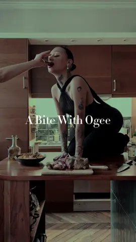 A post by @abitewithogee on TikTok caption: Corn Ribs & Steak 🥩🌽 Cut the corn into quarters lengthwise. Place them on a baking sheet. Mix olive oil with 1 tablespoon of sugar, the juice of half a lime, paprika, chili pepper, herbs, and salt. Brush the corn pieces with the oil before baking for 20 minutes at 200 degrees. For the sauce, mix mayonnaise with Sriracha sauce, salt, paprika, and chili pepper. Pour over the corn as soon as it comes out of the oven.  For the meat, crush two garlic cloves and place them in a pan with a quarter of a stick of butter, chopped fresh parsley, and a sprig of rosemary. When the butter in the pan has melted, cook the ribeye steak. For a large piece, cook for 3-4 minutes on each side, then 2 minutes on the other side. For a smaller piece, halve it. Baste regularly with the butter. To serve, slice and pour the remaining hot butter over the top. 🇫🇷 Découpez les maïs en 4, dans la longueur. Placez-les sur une plaque de cuisson. Mélangez de l'huile d'olive avec 1 càs de sucre, le jus d'un demi citron vert, du paprika, du piment, des herbes et du sel. Badigeonnez vos morceaux de maïs avant d'enfourner 20 minutes à 200 degrés. Pour la sauce, mélangez de la mayonnaise avec de la sauce Sriracha, du sel, du paprika et du piment. Versez sur les mais à leur sortie du four. Salez et poivre l'entrecôte de chaque côté.  Pour la viande, écrasez deux gousses d'ail et mettez-les dans une poêle avec un quart d'une plaquette de beurre, du persil frais émincé et une branche de romarin. Lorsque le beurre dans la poêle est fondu, mettez à cuire l'entrecôte. Pour une grosse pièce, 3-4 minutes sur chaque face, puis 2 minutes sur le côté. Pour une plus petite pièce, divisez par deux. Arrosez régulièrement avec le beurre. Pour le service, coupez en tranches et versez le reste du beurre chaud par-dessus. #ABiteWithOgee  