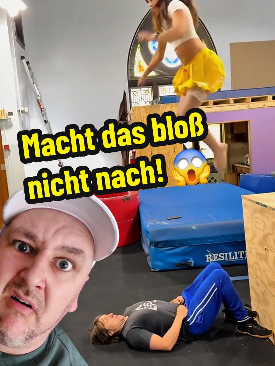 A post by @datschenmaen on TikTok caption: Es gibt Sachen die sollte man lieber nicht nachmachen! So wie diese, ich nenne sie mal Alien-Challange! Aber hört selbst. #datschenmän #challange #challangetiktok #alien #comedie #Satire #couple #couplegoals #paare #männer #Frauen #fitness #lustig #storytime #truestory 