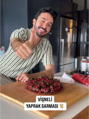 A post by @dizaynoloji on TikTok caption: Vişneli yaprak sarması tarifinden selamlar 🍒 🙆🏻‍♂️. ✅ Sesli anlatım yapılmıştır . ✅ Annemin elinden anneannemin tarif defterinden kalan o hat bugün benim elimde yeniden hayat buldu ✅ Tarif ayrıntıları ; İç harcı için; 1,5 su bardağı Baldo pirinç, 75ml zeytinyağ, 3 adet kuru soğan , çam fıstığı, kuş üzümü, 1/2 çay kaşığı tarçın , 1/2 çay kaşığı yeni bahar, karabiber . 1 su bardağı su ekleyelim. Tam tarifle pişirmedim. Sarma pişeceği için.  Dereotu , maydanoz ve kuru nane de ekleyelim iç harcına .  ✅ Vişne sarmanın içerisine birer adet yeterli. Tabanına ve üstüne  vişnelerden ekleyip, suyundan da ilave ettiniz mi tadına doyum olmaz ☺️😋.  ✅ Yapanlara  afiyet olsun görüşmek üzere. #yapraksarma #vişneliyapraksarma #mutfak #geleneksellezzetler 