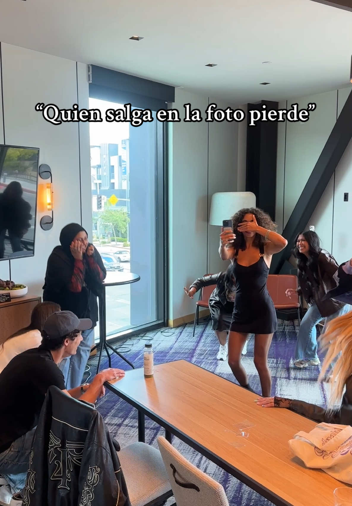 A post by @evaruiz on TikTok caption: Perdimos todosss🙈🙈🙈🌹🖤🖤 #MALA @MercedesRon @fernandolindezz 