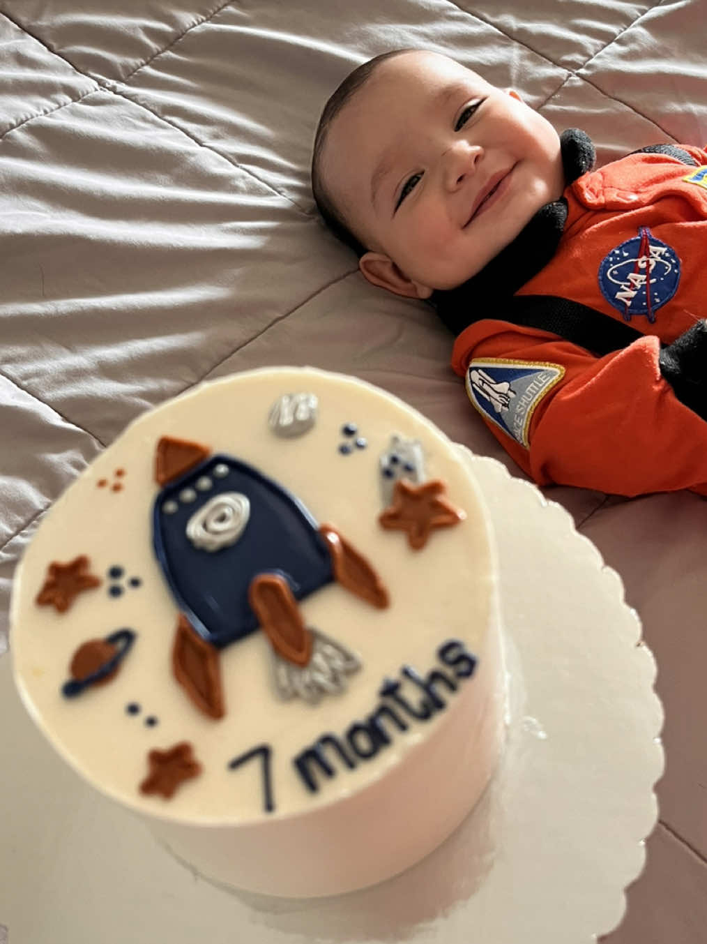 A post by @leslyoek on TikTok caption: 7 meses de mi bebé astronauta 🧑🏻‍🚀🚀🪐🤍 #fotosmesames #ideadefotos #espacio #parati #fyp #Viral 