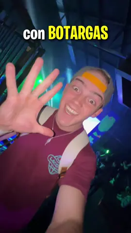 A post by @patricio_razo on TikTok caption: Te imaginas pelear con una botarga en la pelea MÁS IMPORTNATE e INTENSA del año?! 🥵😮‍💨@DuolingoEspanol  Yo si quiero 🤩 #labotargadadelaño2 #publicidad 