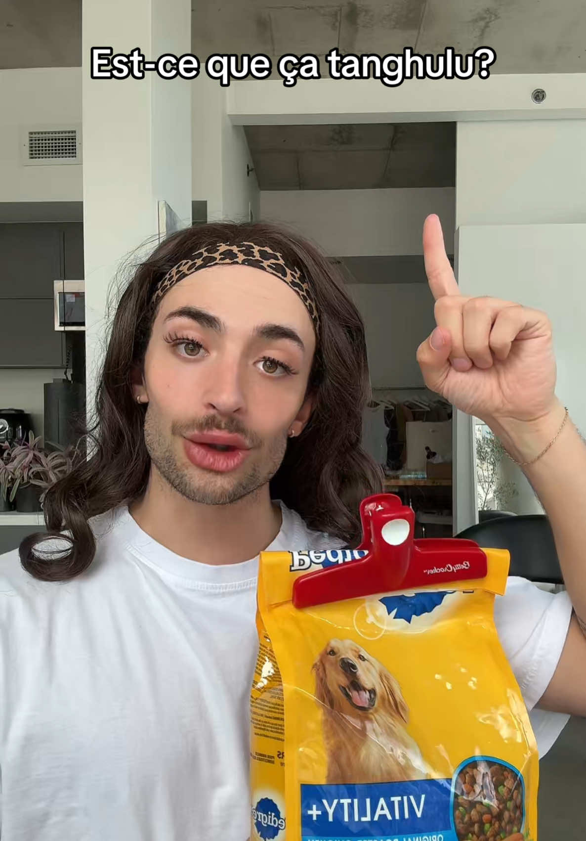 A post by @zozoduval on TikTok caption: @sabro.xo je suis accro à tes vidéos #mtl #catanghulu #tanghulu #estcequecatanghulu 