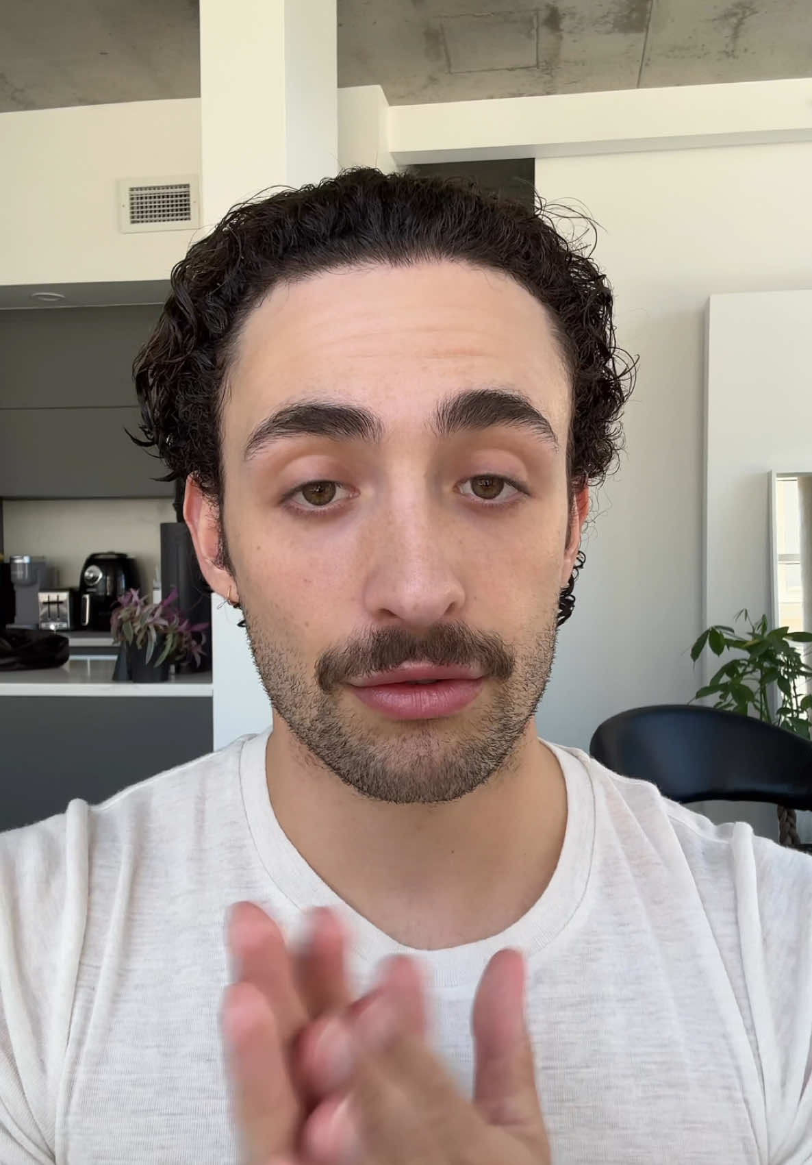 A post by @zozoduval on TikTok caption: J’pensais écouter une téléréalité tranquille… eh bien non! 😭 Aller simple: la téléréalité, c’est le chaos parfait — des secrets, des éliminations, pis du drama digne d’un party de famille qui dérape 🍷 Cliquez sur le lien dans ma bio pour vous abonner! Dispo maintenant sur @Crave en Français #Pub #PartenariatCraveCanadaFR #CestBonEnCrave #FierementDeChezNous @cravecanada 