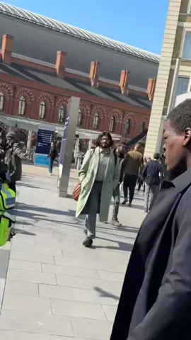 A post by @mydjack on TikTok caption: Bruce ne veut pas s'arrêter et décide de continuer son chemin. Il a rendez-vous mais ce n'est pas possible. #viralvideos #pourtoi #fyp #place 