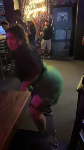 A post by @lesliemagdaleno on TikTok caption: The guys in the back had me dying 😭😂