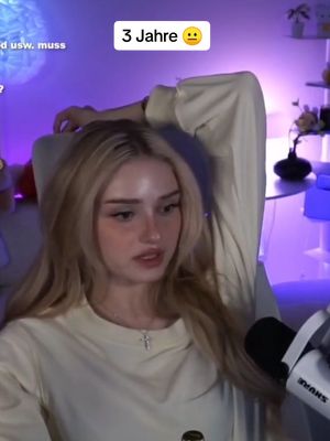 A post by @honeypuu on TikTok caption: 3 Jahre 🥲 #honeypuu #korea #kirschblüten #stream #viral #foryou 