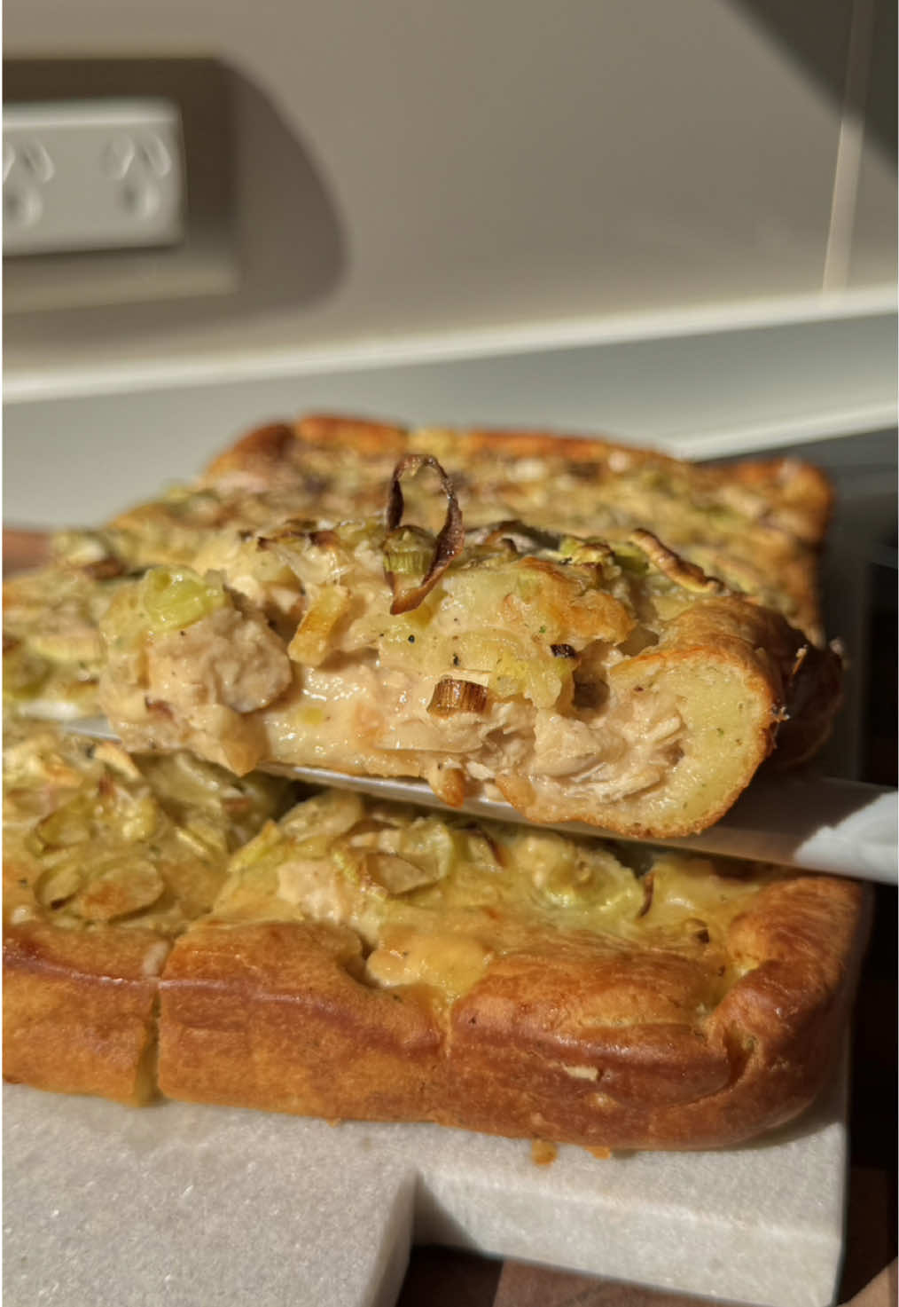 A post by @kulinaria.recetas on TikTok caption: 🥧MASAS DE TARTA SIN AMASAR p1: TARTA DE POLLO Y PUERRO con masa de panqueques🍗. 👉🏻INGREDIENTES para una mediana de 20cm aprox: -200g de harina leudante. -280ml de leche. -1 huevo. -perejil. -mostaza. -2 pechugas. -1 cebolla. -3 puerros. -1 diente de ajo. -1 taza de leche. -2C de fécula de maíz. -1C de queso crema. -queso danbo. 🔥Importante que pongan queso danbo en la base para que el relleno no rompa el piso de la tarta.  Queda muy muy rica. La prueban y después me cuentan. Atte: Kuli✨. . . . . #recetasfaciles #tarta #pollo #panqueques 