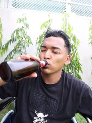 A post by @alfredolarin on TikTok caption: Larin tomando #alfredolarin #parati #elsalvador #mexico #comedia 