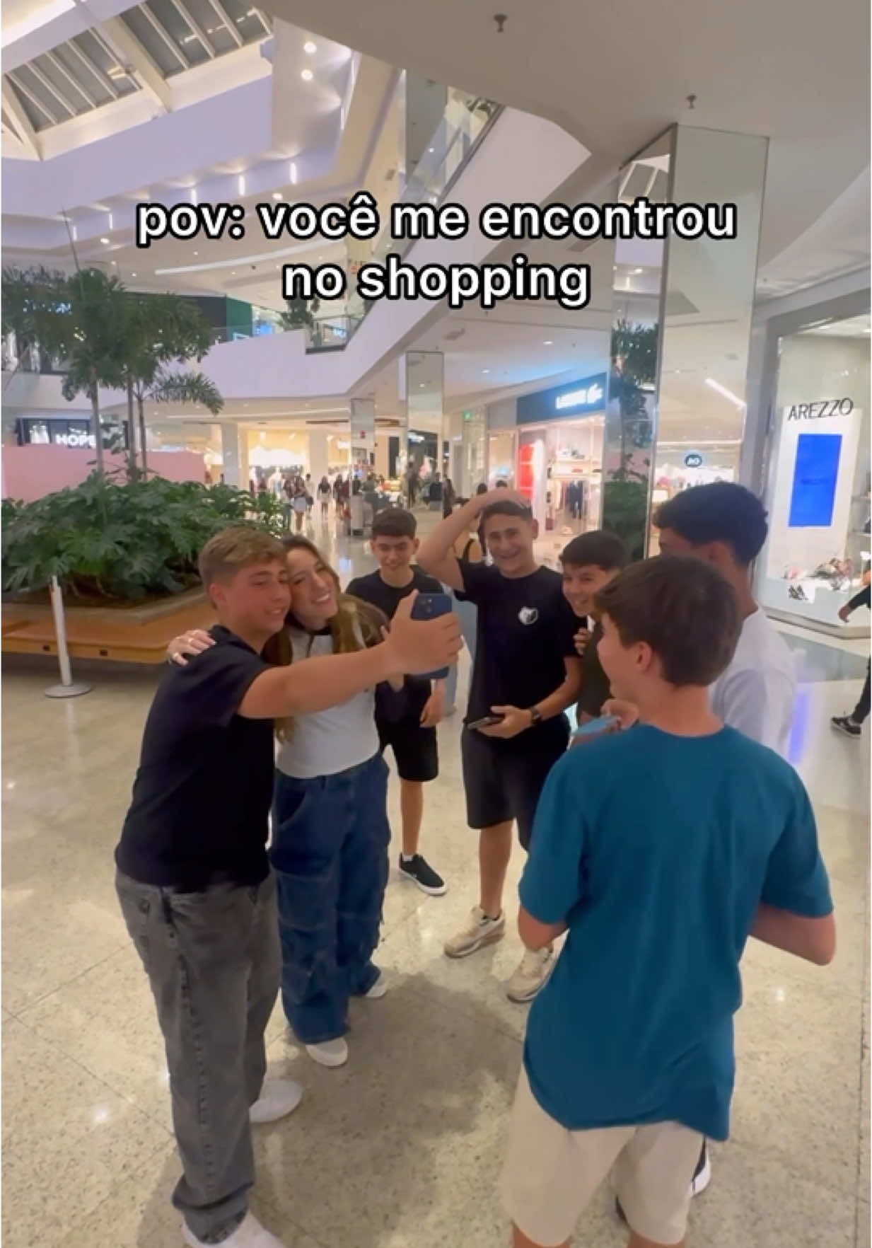 A post by @gabrielanerym on TikTok caption: Comenta “esqueça tudo” se você alguma vez me procurou no shopping😂
