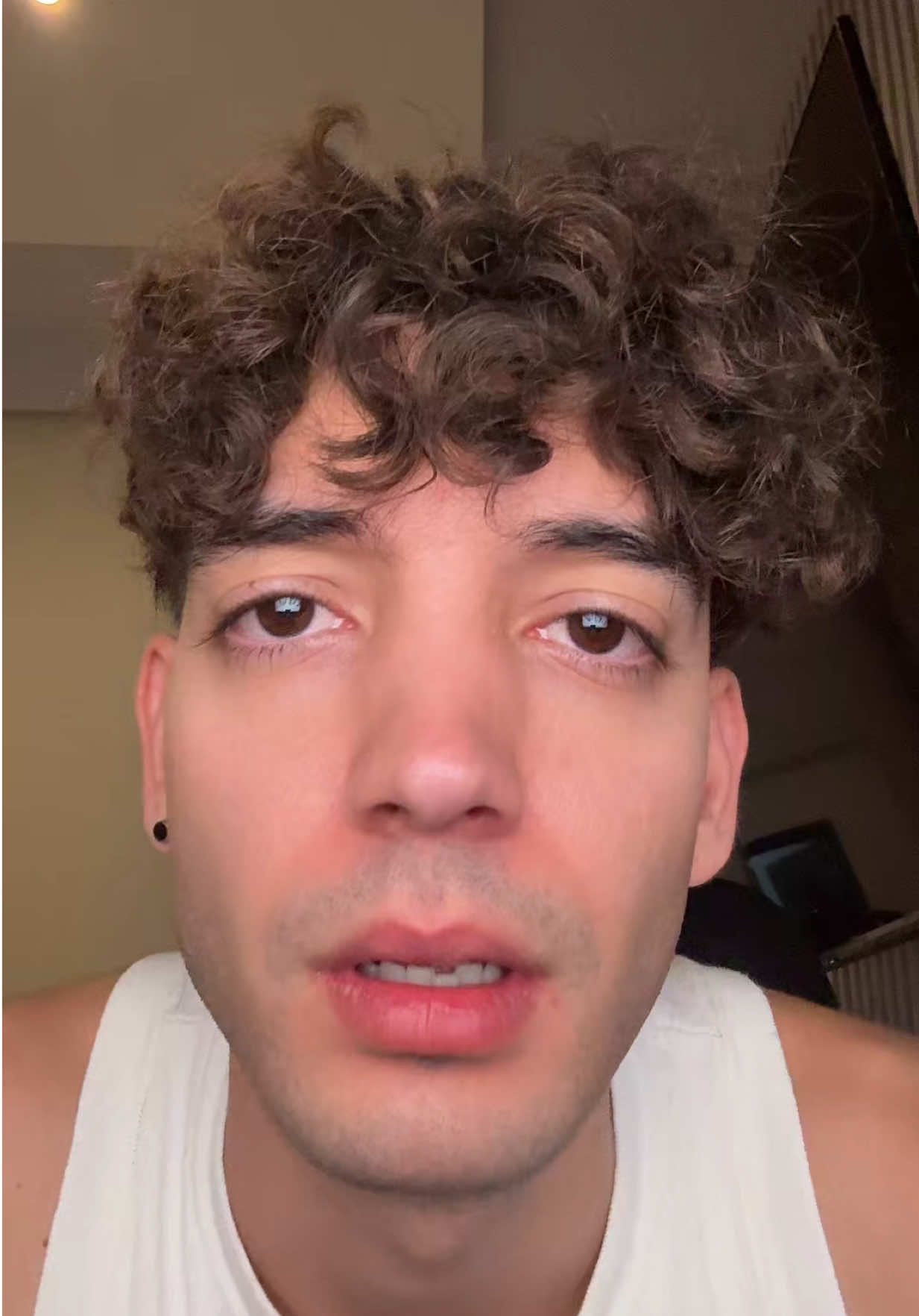 A post by @nandoweee on TikTok caption: No hagan lives, ni publiquen en lugares públicos 💔