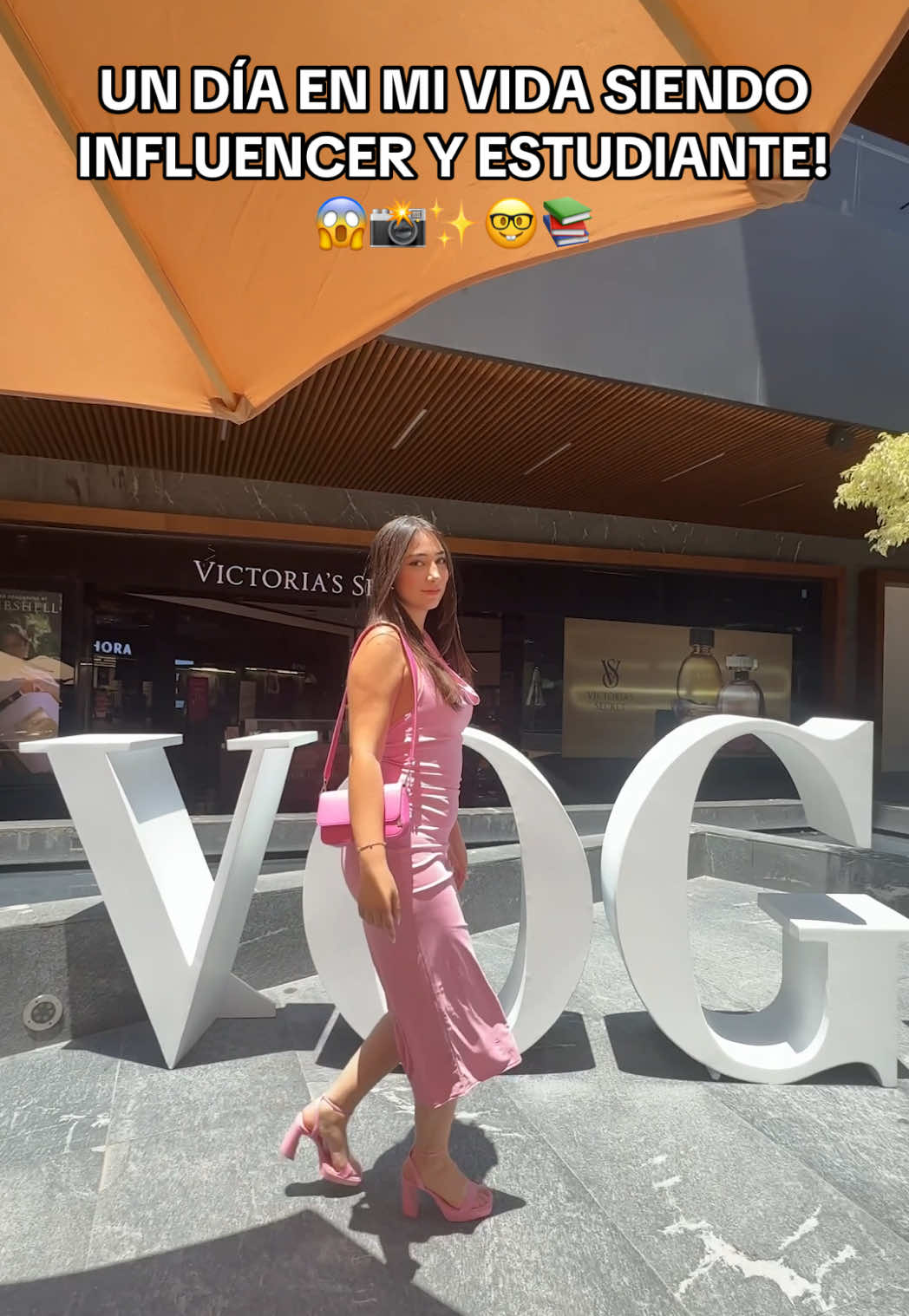 A post by @fervegs on TikTok caption: ASÍ DE LOCOS SON MIS DÍAS SIENDO INFLUENCER Y ESTUDIANTE! 🩷🤩 📚✨📸 hoy fui a mi primer evento de Vogue y me dieron un diploma por ser el mejor promedio de mi generación, espero les guste el Vlog