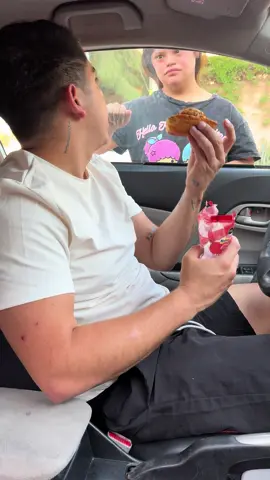 A post by @elhueleperron_ on TikTok caption: Cuando tratas de ayudar 😂 @La Buen Lupe #parati #viral #risa #fyp 