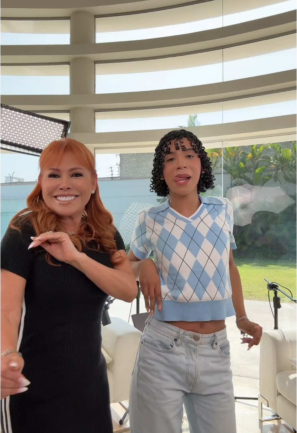 A post by @valentinopalacioss on TikTok caption: Con una reina 🫣👑 #xyzbca #fyp #parati 