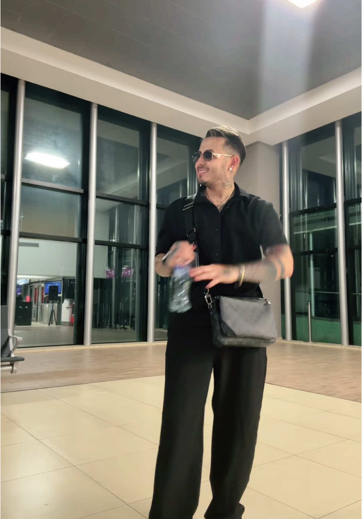 A post by @soyrickysv2 on TikTok caption: Me voy a poner la cartera para que vean que es nueva 😆
