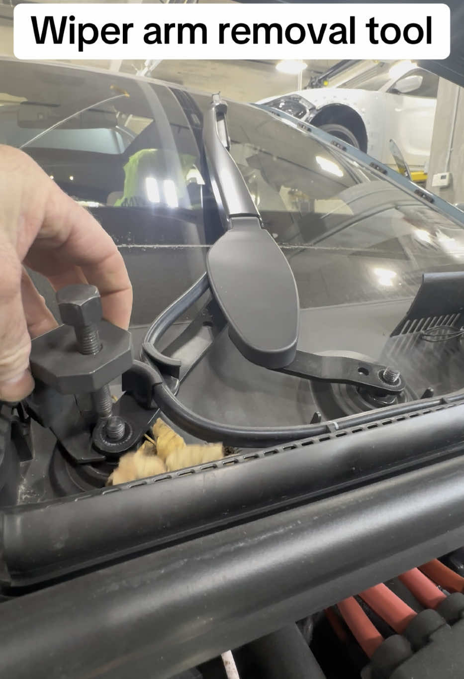 A post by @luxury.car.repair on TikTok caption: This tool is great for them really stubborn wiper arms that are near impossible to separate….  • #luxurycarrepair #bodyshoplife #autobody #panelbeater #bodyshop #collision #collisioncenter #autobodyshop #wiper 