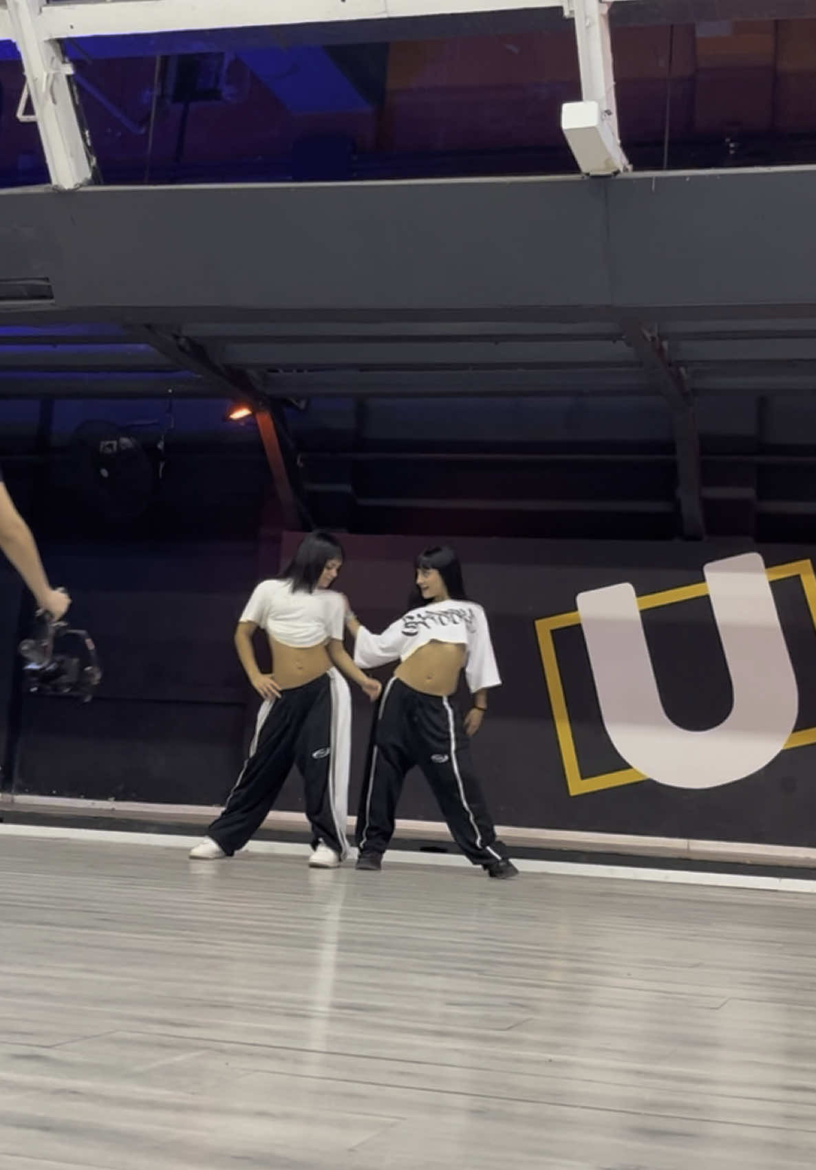 A post by @celestteanabel on TikTok caption: No más niñitas tiernas jaja  Dc @cotiicondori Te amamos😍  #parati #viral #tiktok #fyp #baile #tendencia 