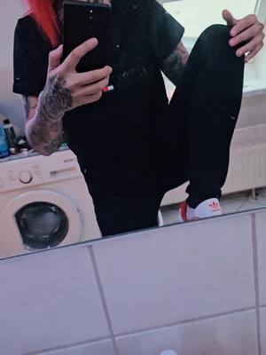 A post by @steff_fanny_dr3 on TikTok caption: #farbeunterdiehaut #teamcrazychaos #ostdeutschearroganz #wirsindnichtnackt #diegehirnakrobaten 