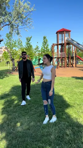 A post by @rojvandemir on TikTok caption: Her el tutulmaz 😁 #rojvandemir #istanbul #iyiakimlar 
