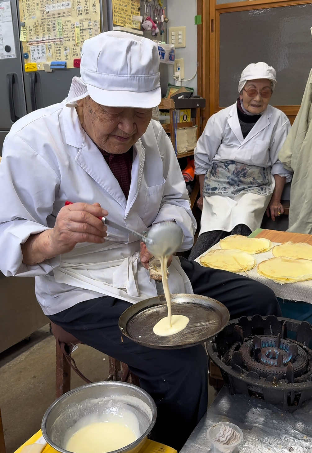 A post by @joker_gourmet on TikTok caption: 87歳の現役パティシエが夫婦二人三脚で作る手焼きクレープ🍜 【御菓子司 三浦屋】 ◎バナナクレープ 350円 87歳のご夫婦が現役パティシエとして真心込めて作る和洋菓子店！ 創業から変わらぬ手作りの味が地元民に愛され続けて50年。 ノブじいちゃんとヤスコばあちゃんが二人三脚で一生懸命にクレープを手焼きする姿には心を打たれます！ 2人が作るバナナクレープは何度でも食べたくなる味わいで最高に美味しい🤤 1日20-40個限定発売で完売してしまうこともあるので電話での取置きをオススメします！ #東京グルメ #東京ランチ #japanesefood #tiktokfood 