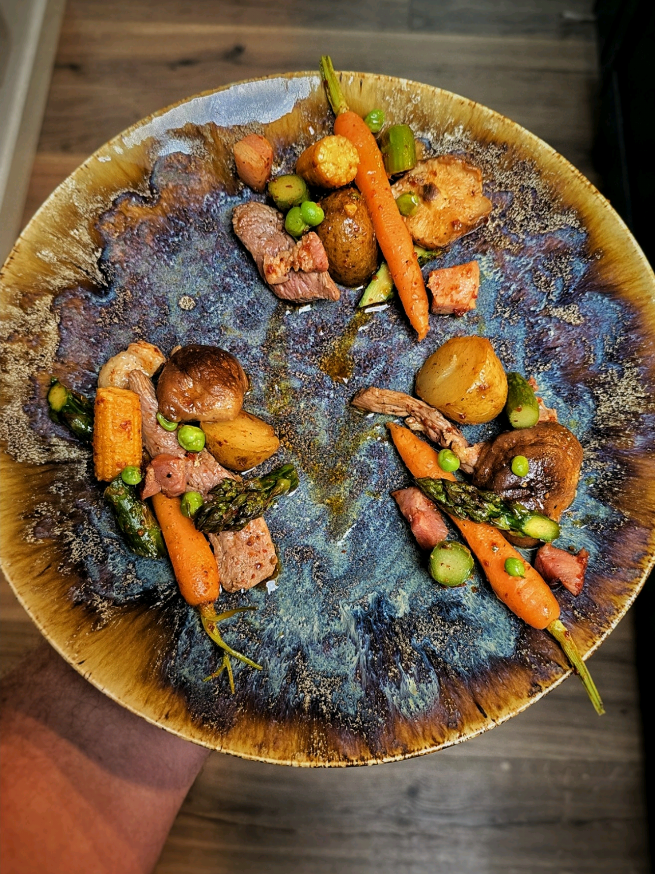 A post by @bonne_pitance on TikTok caption: Mon Wok Franchouillard !  Pour culotter un Wok, il faut le chauffer au maximum, il va commencer à noircir, c'est normal ! Une fois tout cramé de partout, on huile et on reparti l'huile partout, on vide l'huile et on laisses refroidir ! Pour la recette je jette tous les ingrédients que j'aime, mini maïs, mini carottes, champignons shiitake, petits pois, asperges vertes, de la poitrine de porc, du filet de canard et sa peau, le tout dans de la graisse de canard, du piment d'Espelette et suelques patates de la veille déjà cuites ! On fait revenir d'abord ce qui met du temps à cuire ( maïs, carottes, poitrine de porc, gras de canard) on réserve et on fait cuire ce qui cuit vite (filet de canard, champignons, petits pois, patates cuites) ! On mélange le tout et on bouffe !  Allez, Bon App ! #food #pourtoi #bonnepitance 