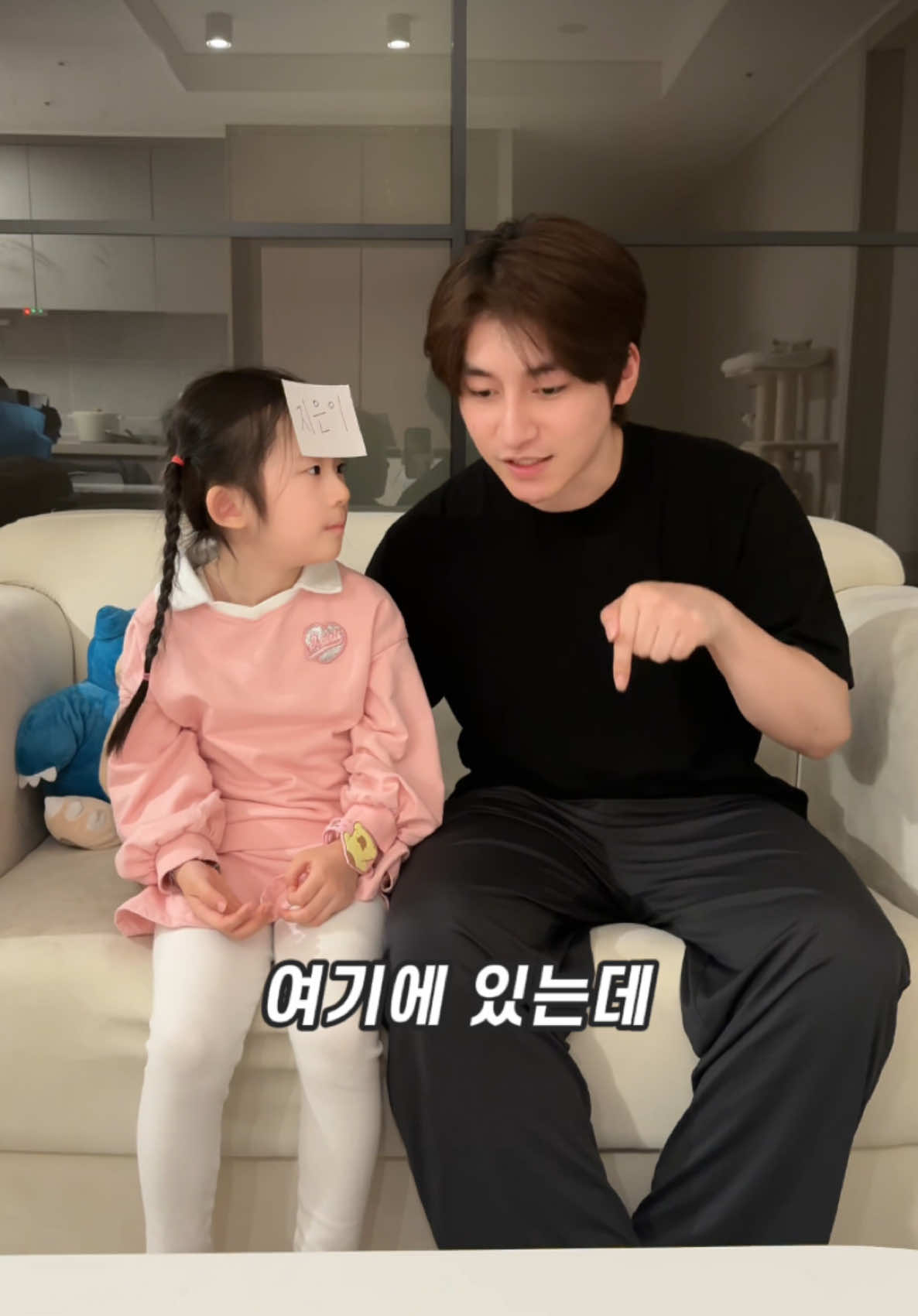 A post by @jadega_98 on TikTok caption: 지은이와의 양세찬 게임 2편! #제이드 #jade #지은이 #양세찬게임 #코미디 #밈 