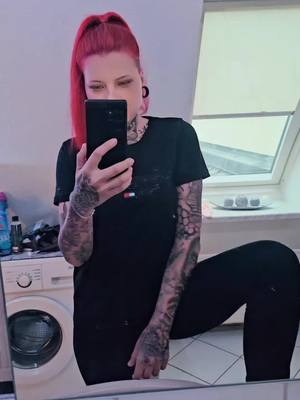 A post by @steff_fanny_dr3 on TikTok caption: #diegehirnakrobaten #wirsindnichtnackt #ostdeutschearroganz #teamcrazychaos #farbeunterdiehaut 