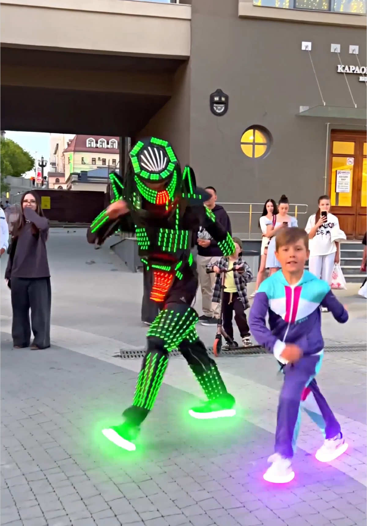 A post by @tuzelitydance on TikTok caption: LITTLE BOY TEACH TUZELITY 😨🔥 NEON MODE 😎⭐️ ASTRONOMIA SHUFFLE !! 