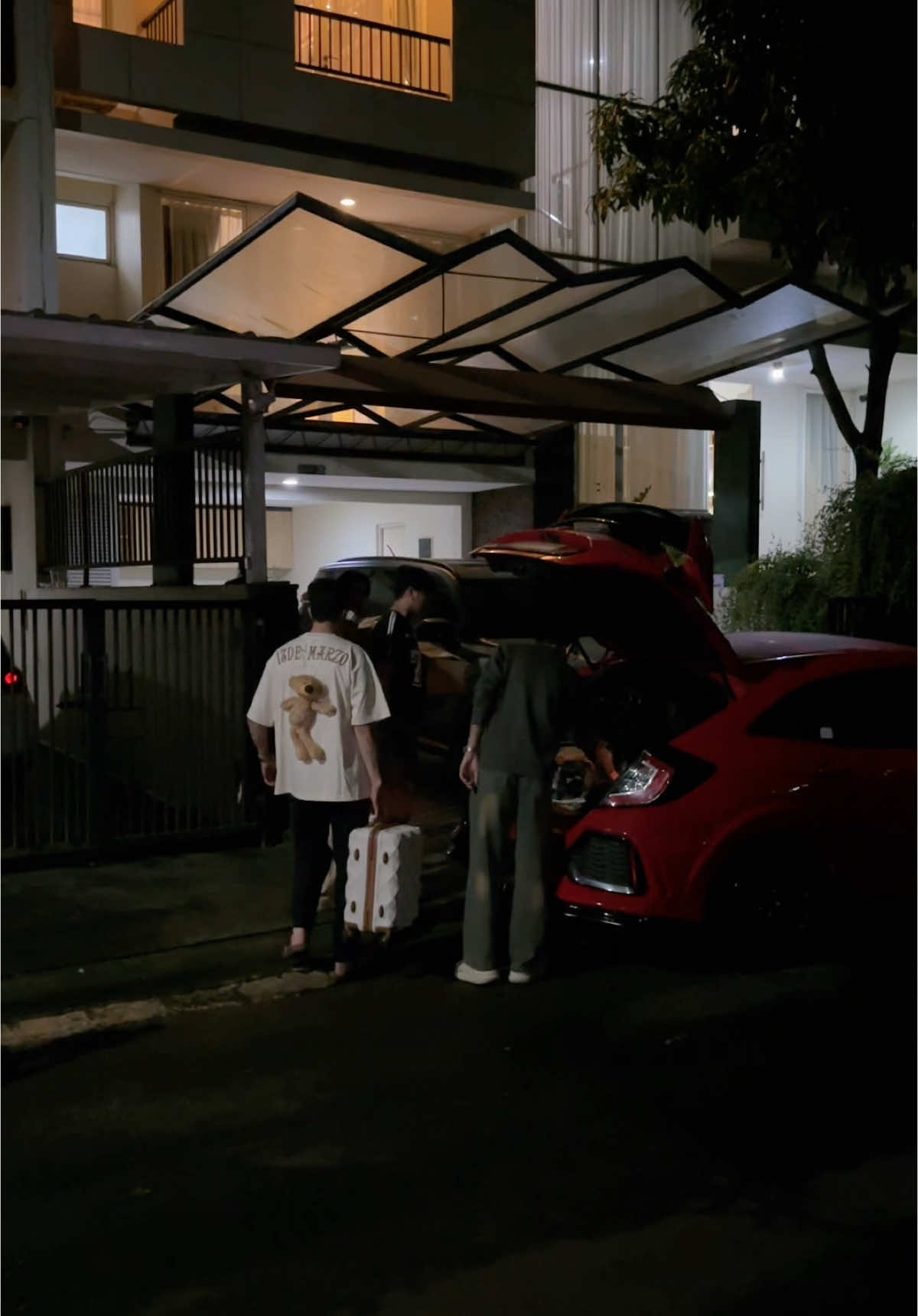 A post by @akashellahi on TikTok caption: Masyaallah rame sekali yang bantuin kita pindahan rumah 😍🥰#akashellahi #elvyaabdullah 