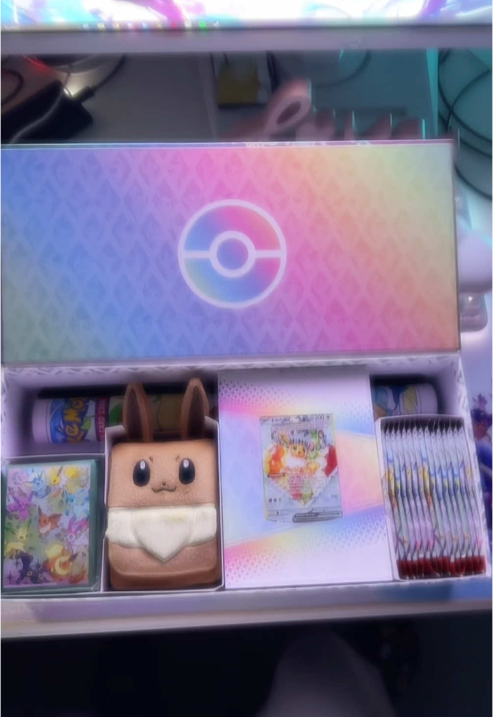 A post by @ on TikTok caption: I got one 🤍 #prismatischeentwicklung #pokemon #pokemomprismatic #evoli #prismatischeentwicklungen 