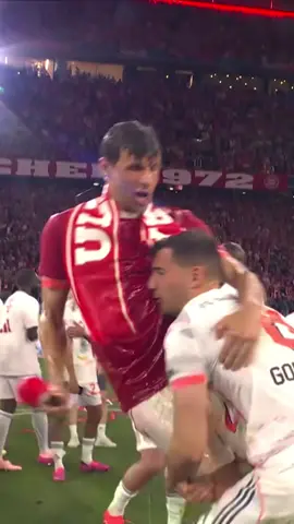 A post by @esmuellert on TikTok caption: Very funny! 😁💪 Goretzkaaaaaaaaa 🎤 #miasanmeister #leon #fcbayern #esmuellert 