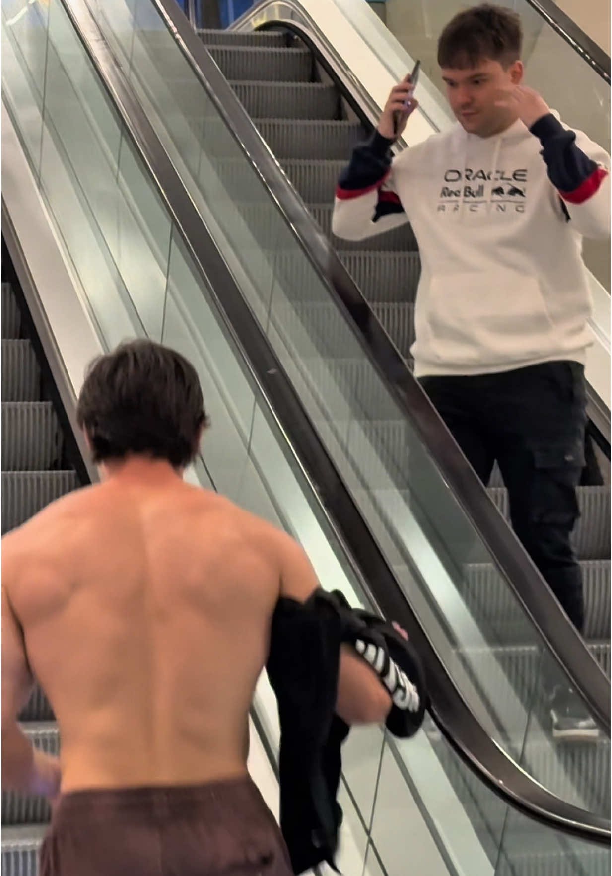 A post by @bydavidir on TikTok caption: Haciendo feliz a gente en escaleras mecanicas me sorprendio!😱 #escaleras #gym #fuerte 