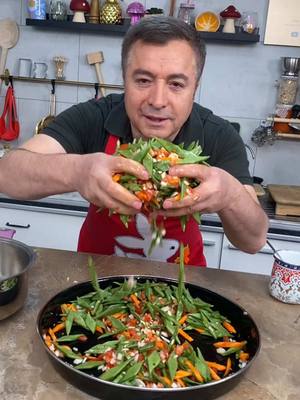 A post by @chefoktayusta on TikTok caption: Zeytingalı taze fasulye🍎#keşfet #furdich #😍😍🥰 #lezzet #food #👨🏻‍🍳 #lekkereten #enercı #domates #zeytinyağı #sofra #fasulye 