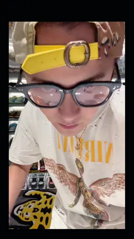 A post by @showlo on TikTok caption: 週五快樂🎊