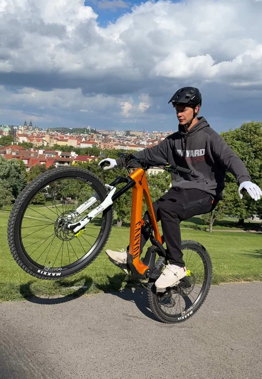 A post by @wibmergabriel on TikTok caption: Quick no hand wheelie on the spectral ON Fly!👀⚡️ Guess the city!?🤔 @Canyon #fyp #foryou #viral #fürdich #fypシ #fy #city 