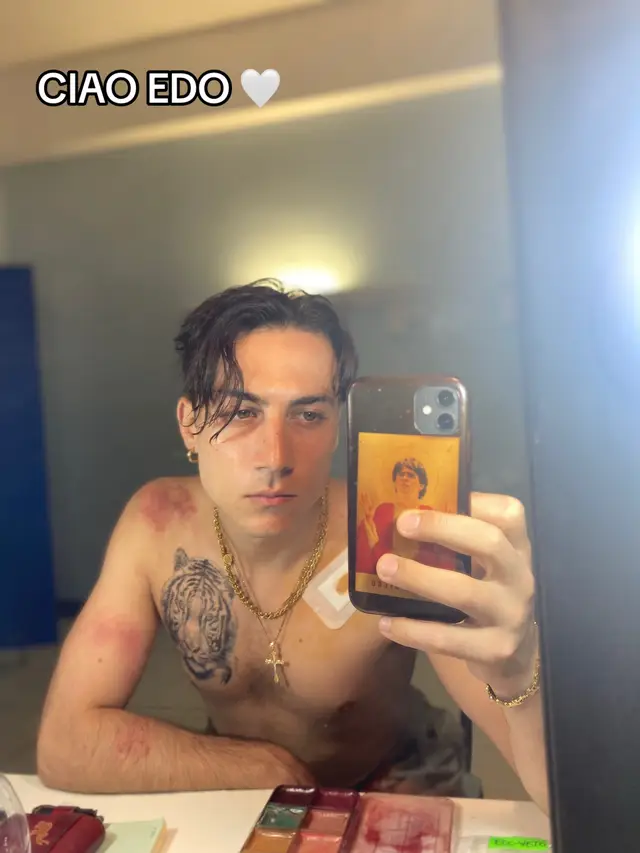 A post by @matteopaolillofficial on TikTok caption: Sto viaggiando verso #Napoli e mi riaffiorano tanti ricordi. Ne approfitto per rispondere ai tanti fan che mi chiedono come mi sento dopo la fine di #Edoardo in #MareFuori. Devo tanto a Edo, mi ha fatto crescere. Mi ha accompagnato durante anni fondamentali per la mia vita e la mia carriera. Mi ha dato la possibilità di scavarmi dentro, nel profondo e di conoscermi di più. Questa consapevolezza la metterò nei miei prossimi personaggi. Nei momenti di malinconia ripenso a lui, ma col sorriso. Come si pensa all’adolescenza che diventa età adulta, o come si pensa ad un’estate che non tornerà ma il cui ricordo ti fa stare bene. Sto preparando un nuovo personaggio che mi sta assorbendo completamente e non vedo l’ora di mostrarvelo. Intanto volevo solo aprirvi un pò il mio cuore. Spero che stiate bene e che la vita vi sorrida quando meno ve lo aspettate. 🤍 Matteo