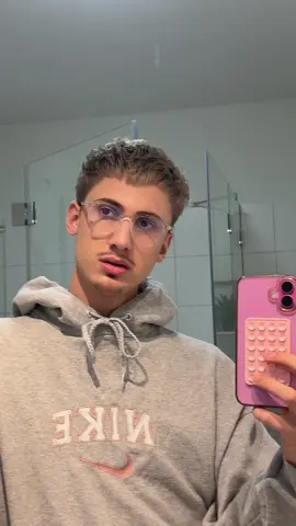 A post by @leon.content on TikTok caption: Bin jetzt Live 🤍 #live #livestream 