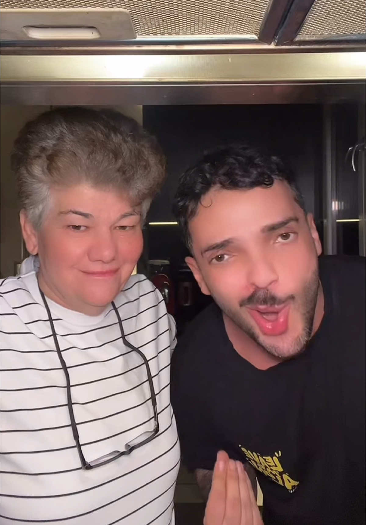 A post by @ogunalibaas on TikTok caption: Merhaba canlryhhh canım bitanem sevgi merkezim kabarık saçlı annemle size çok güzel çok viral tüm dünyanın ağzının açık kaldığı bi tarif videosu çektik umarım beğenirsin dalan *reklamdeğil aman ha canlaryyy