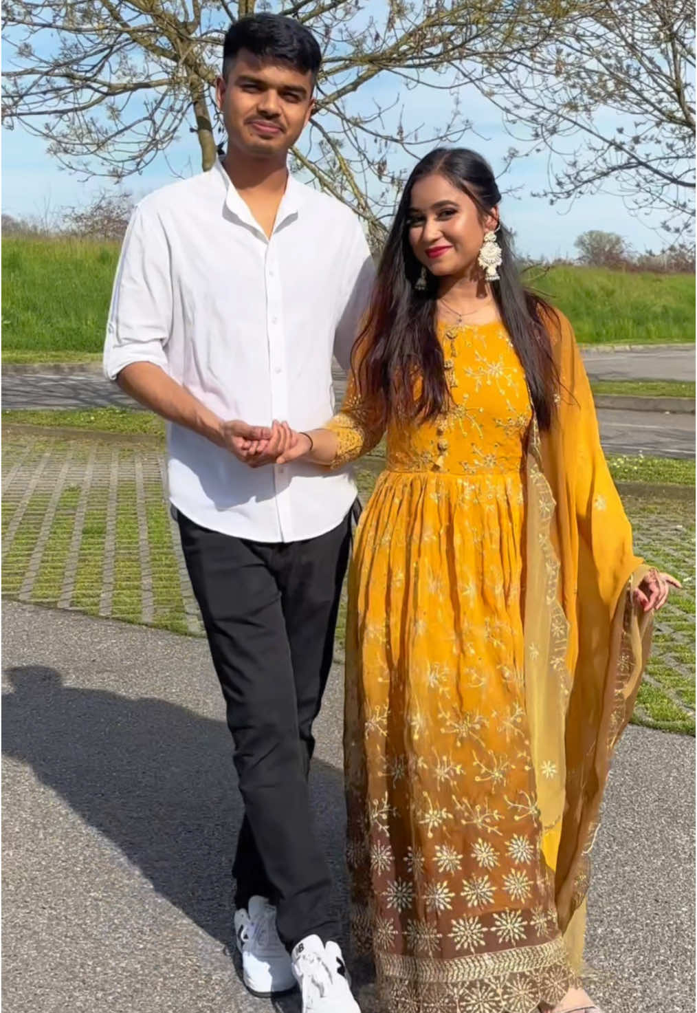 A post by @surmakh on TikTok caption: 🌹🤗👫 #fyp #foryou 
