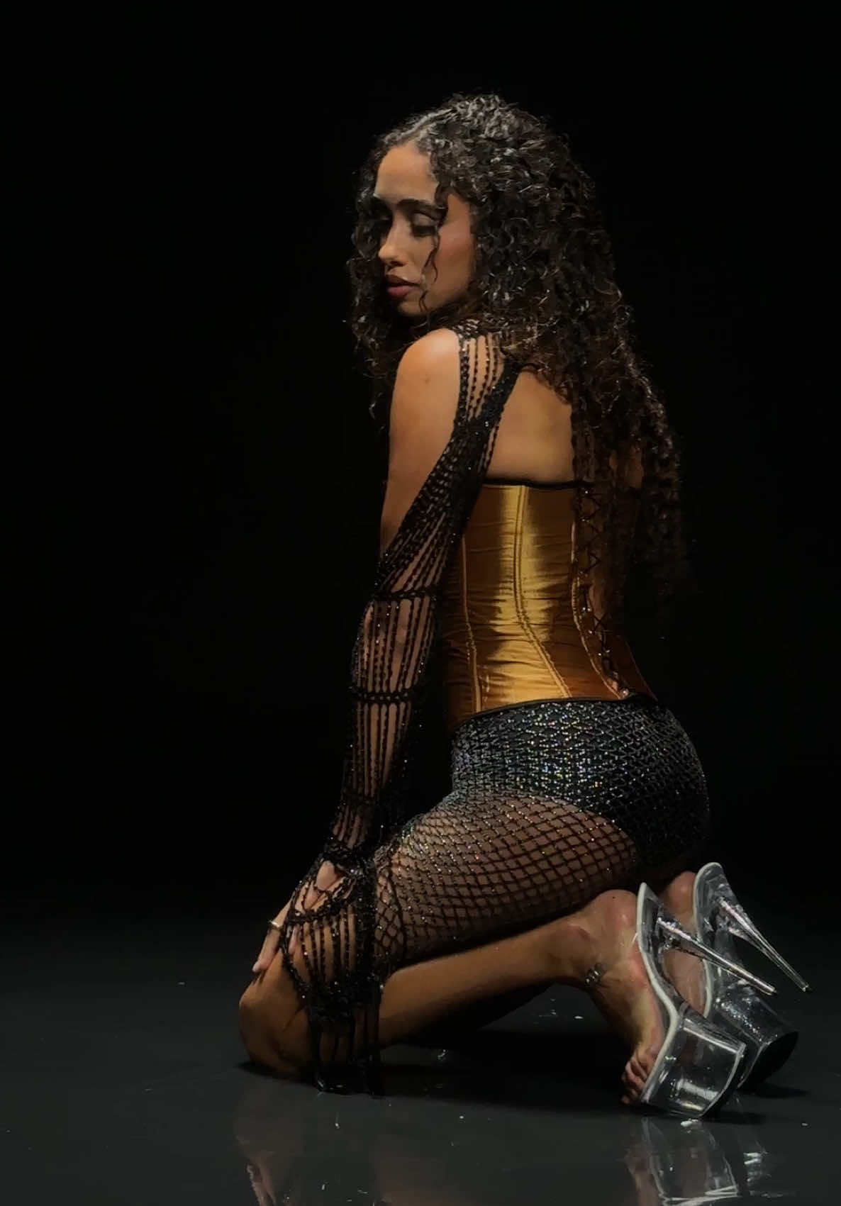A post by @evaruiz on TikTok caption: MALA YA ESTÁ FUERA 🖤🖤🖤 y el videoclip coming soon 🌹🌹 mándenme videitos con el audiooo disfrútenla mucho ❤️‍🔥❤️‍🔥 link en mi bio! #newsingle 