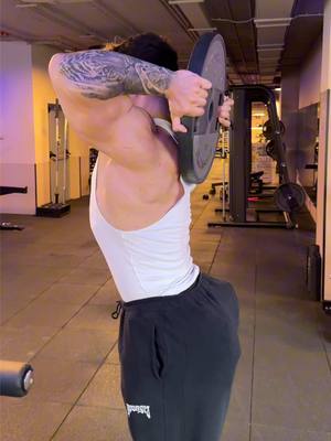 A post by @andoonig on TikTok caption: Si quieres un tríceps gigantes haz esto: #gym #fitness 